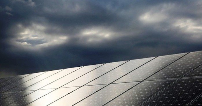 ¿Los paneles solares generan energía si no hay sol? 