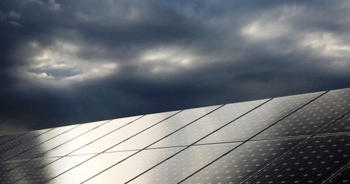 ¿Los paneles solares generan energía si no hay sol?