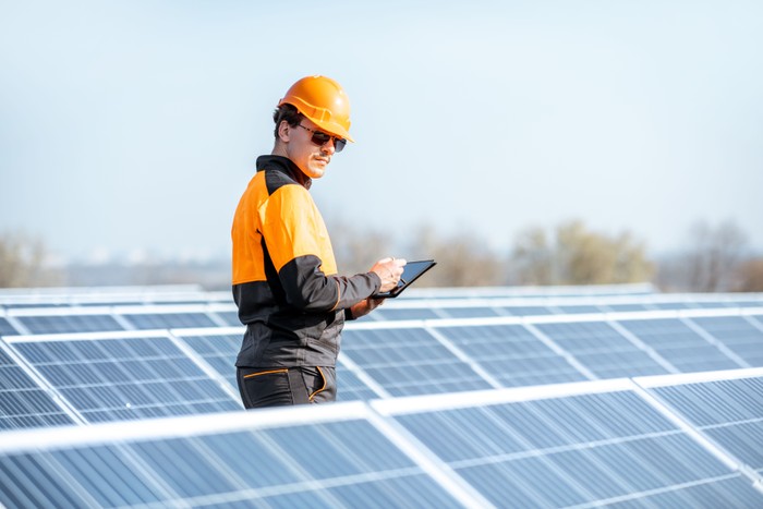 Adoptando la Energía Solar: Superando Desafíos e Implementación en Grandes Industrias